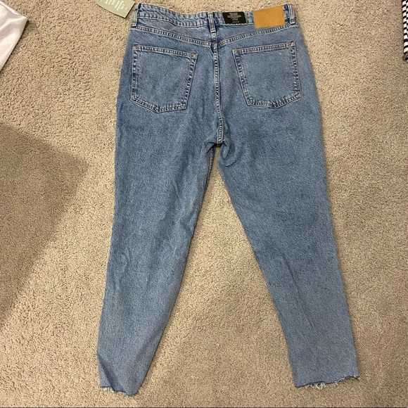 High waisted Mom jeans, distressed/ raw hem - Picture 4 of 7